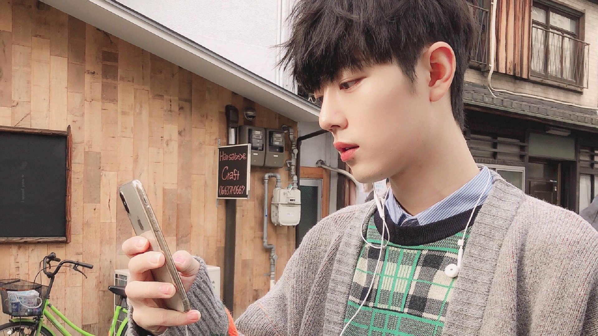 球员们赛后展现职业风范,握手致敬,双方球员握手